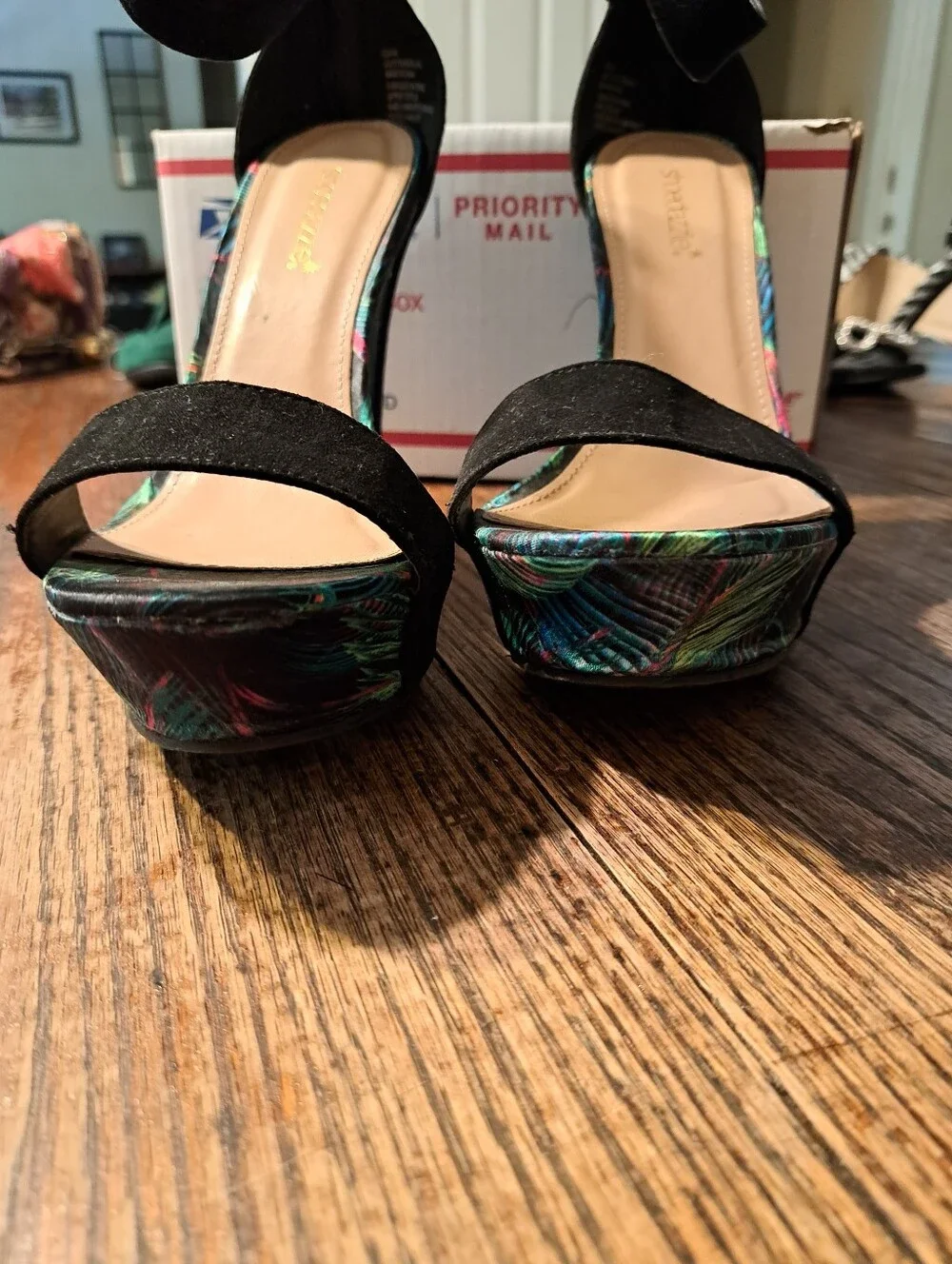 ShoeDazzle Ebani Tropical Print Platform Wedge Sandals Heels Black Size 11